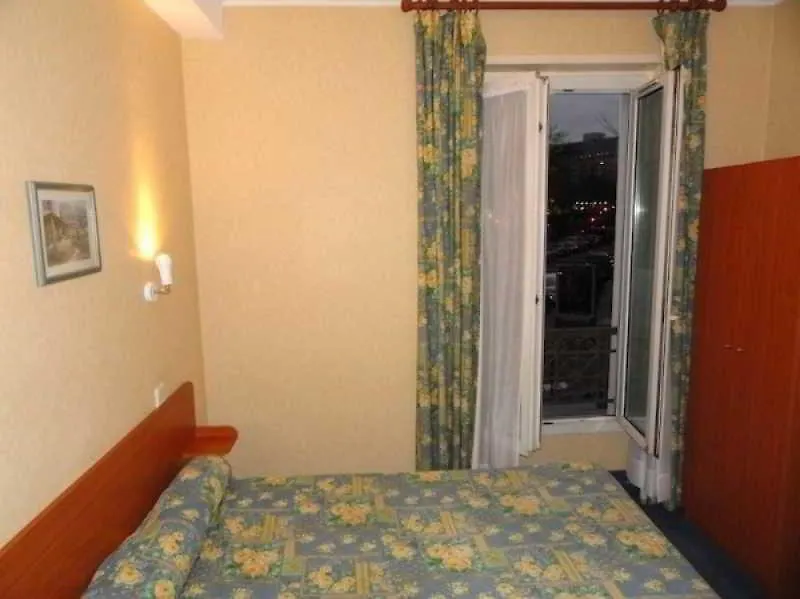 Hotel De La Place Des Alpes Paris